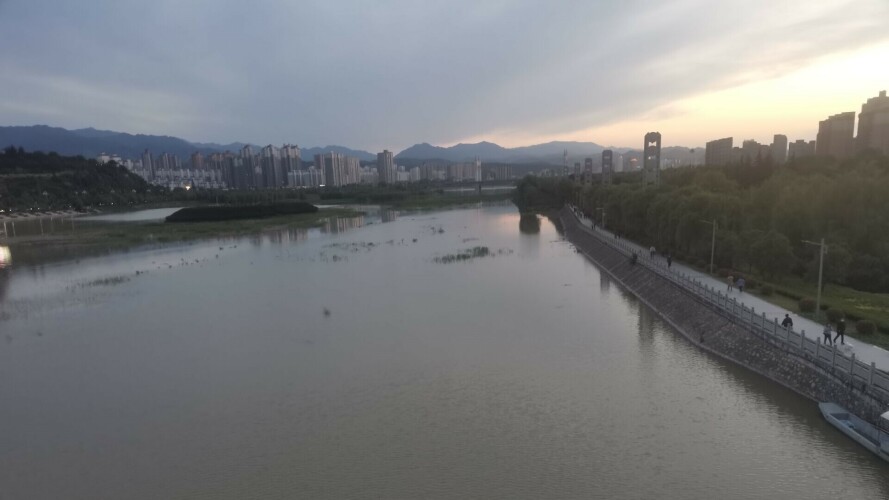 220504 小雨到处跑 渭河